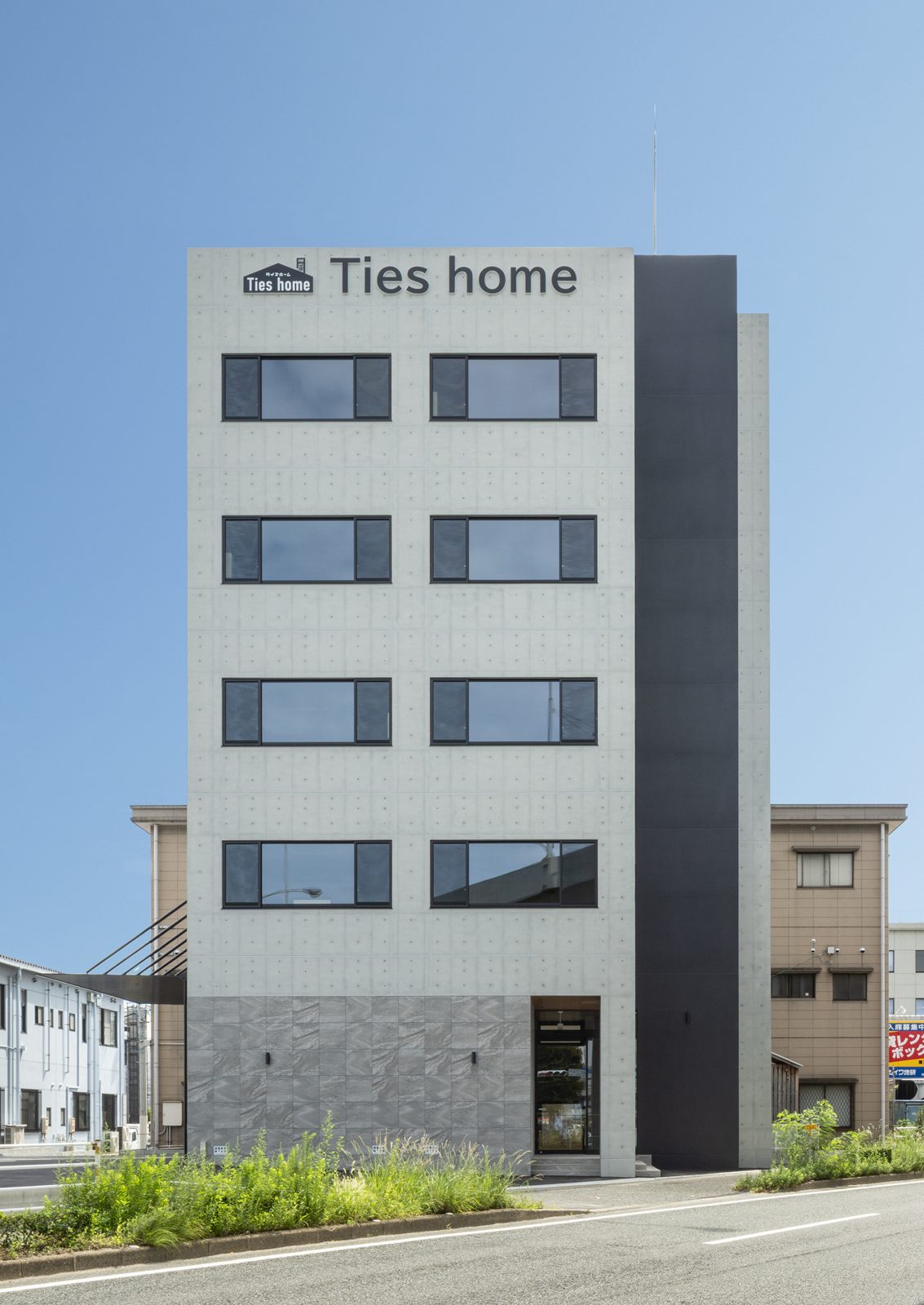 Tieshomeの看板が掲げられた福岡市博多区の本社ビル